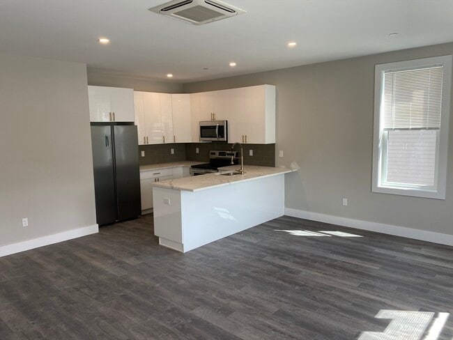 Building Photo - 32 Norwood St