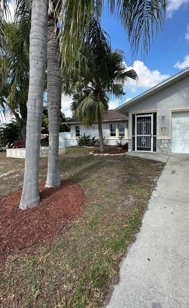 Building Photo - BEAUTIFUL POOL HOUSE NOW AVAILABLE!!! Special Offer! Qualify for a deposit-free option and save o...