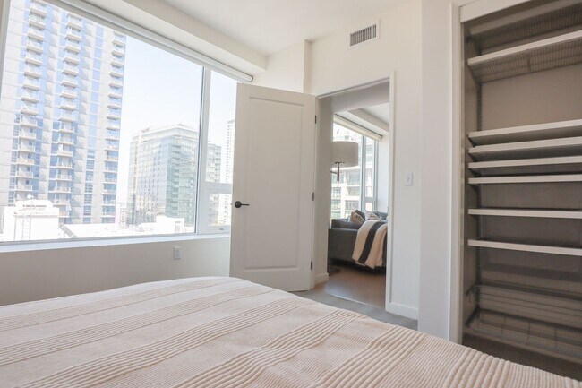 Building Photo - Luxurious Jewel high-rise condo unit; FULL...