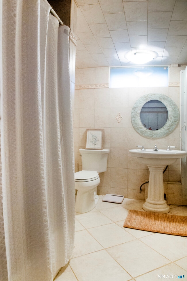 Building Photo - 14 Lake Dr N