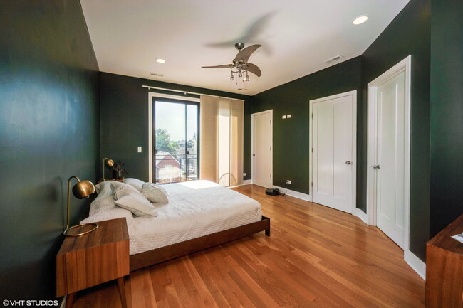 Building Photo - Impeccable 3 bedroom 2.5 bath condo located in the heart of Ukrainian Village / Humboldt Park / W...