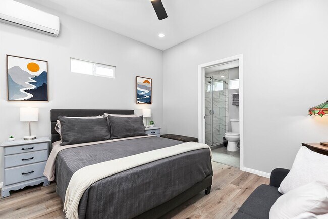 Building Photo - Newly furnished and remodeled 2 bed 2 bath!