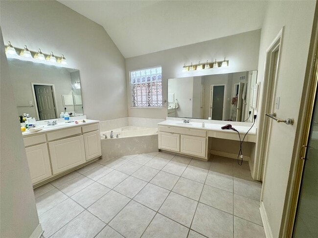 Building Photo - 11711 Canyon Bend Dr