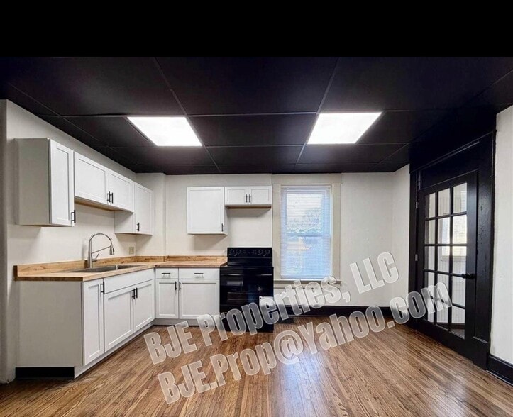 Building Photo - 930 8th Ave
