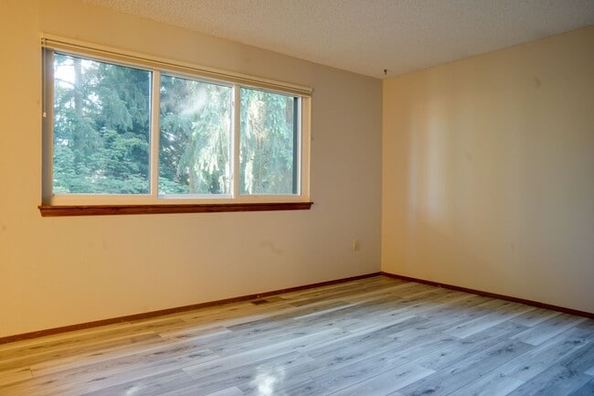 Building Photo - Remodeled Kent East Hill Split level
