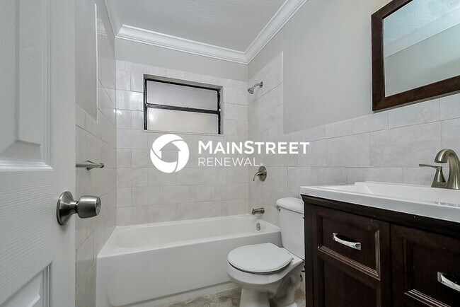 Building Photo - 3 Bedroom Pet-Friendly Home in Winter Haven, FL with Main Street Renewal
