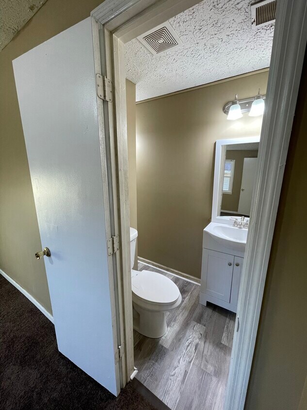 Building Photo - 612 Sun Cir