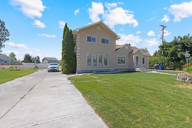 Building Photo - 4 BED 2.5 BATH HOME IN REXBURG