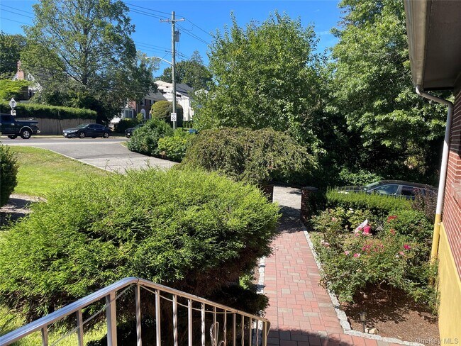 Building Photo - 169 Old Mamaroneck Rd