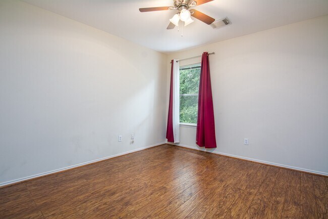 Building Photo - 127 N Villa Oaks Dr