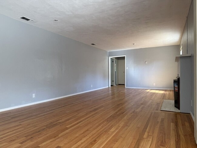 Building Photo - Spacious 2/2 home near shopping