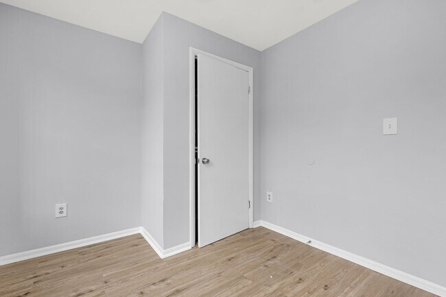 Building Photo - 2 Bedroom Rental In McElderry Park Vouchers Accepted and Poor Credit Considered