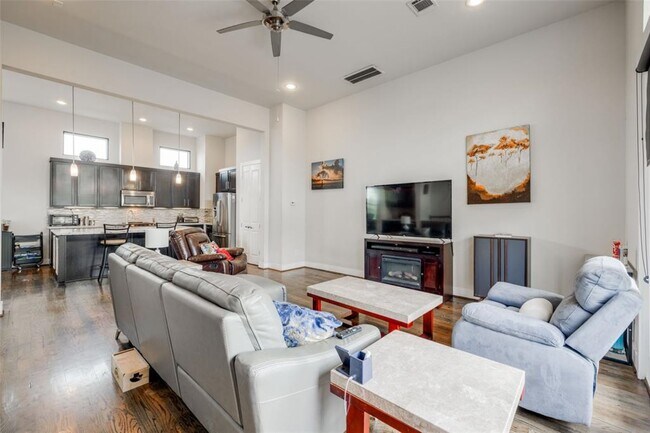 Building Photo - 4106 Marina St