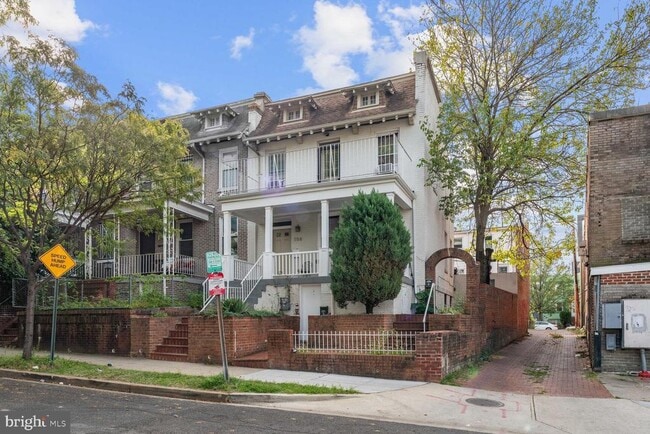 Building Photo - 768 Quebec Place NW