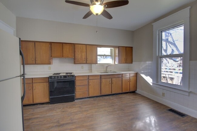 Building Photo - 3 bedroom home