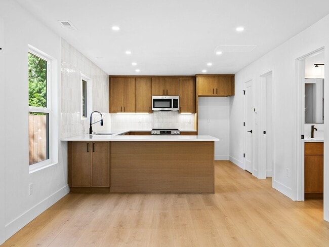Building Photo - Light-Filled, Fully Remodeled 2?Bed / 1?Ba...