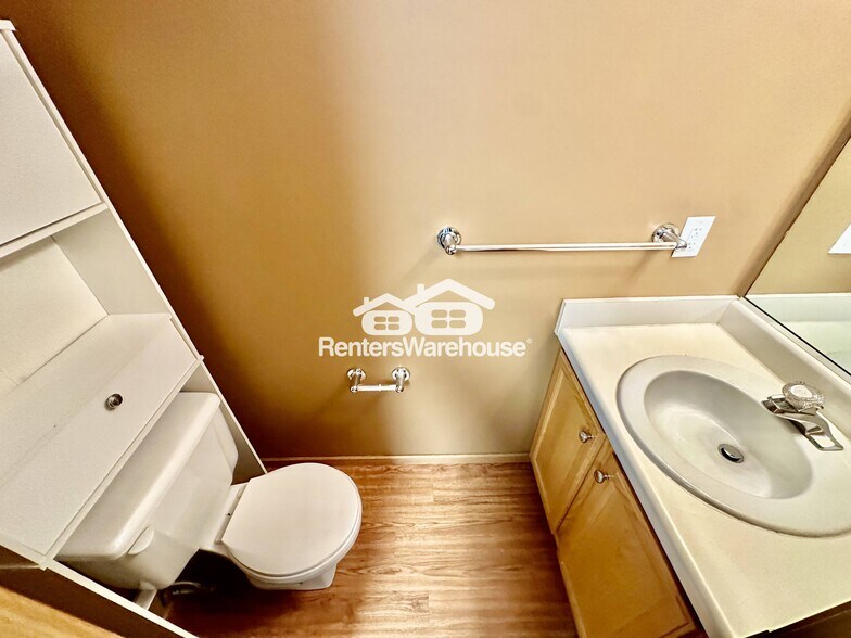 Building Photo - 1321 SE Delaware Ave