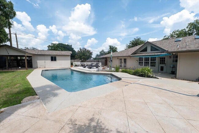 Building Photo - 300 Las Plumas Dr