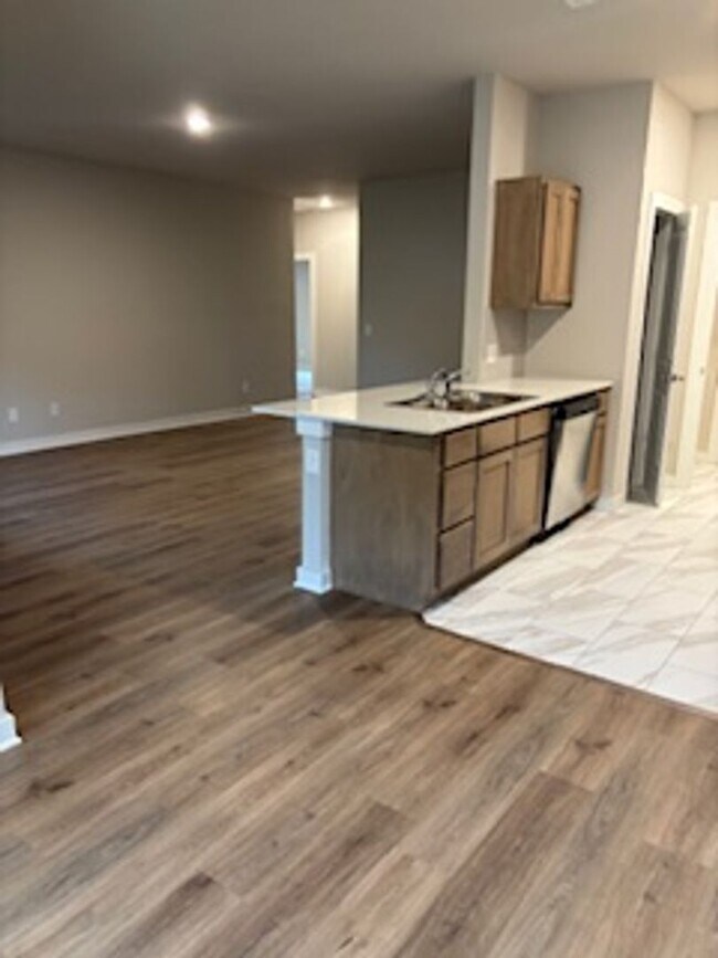 Building Photo - NEW NEW NEW!