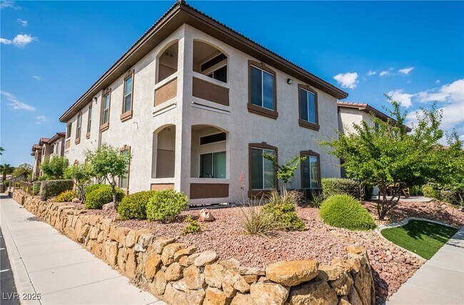 Building Photo - 2305 W Horizon Ridge Pkwy