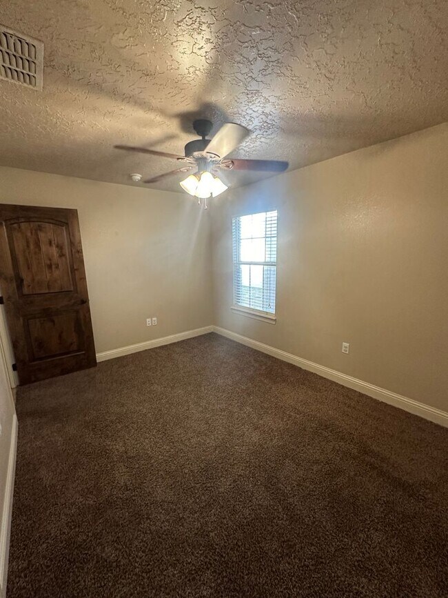 Building Photo - Stunning 4 Bed Home! 3 Car garage ! Mesa School District!