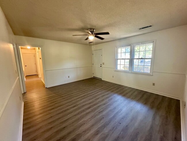 Building Photo - This home offers convenience and comfort!