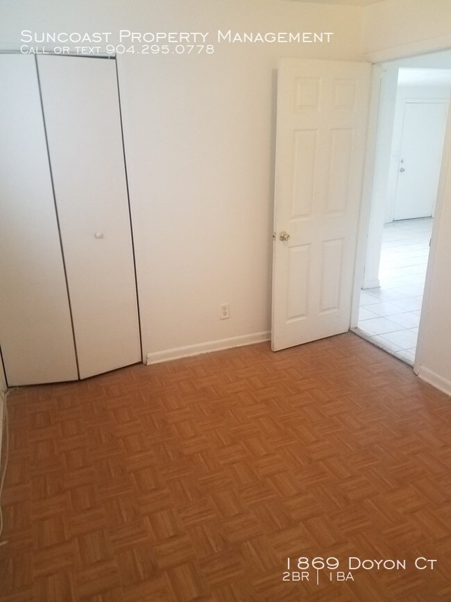 Building Photo - 2 bedroom, 1 Bath Duplex!