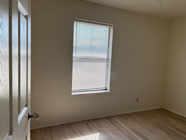 Building Photo - 902 McDaniel Cir