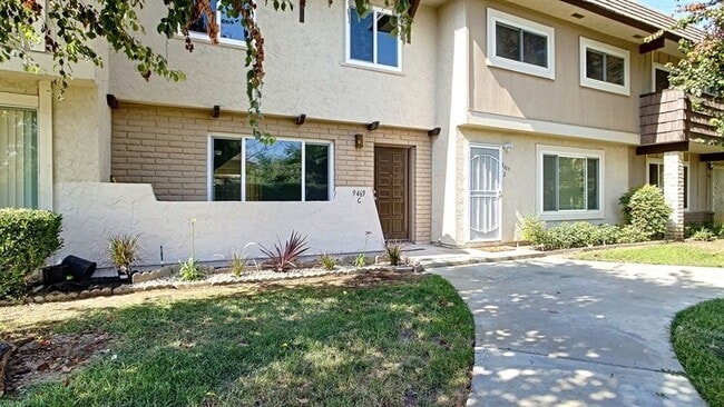 Building Photo - 3BR 1.5BA Townhome with 2 Car Garage, Larg...
