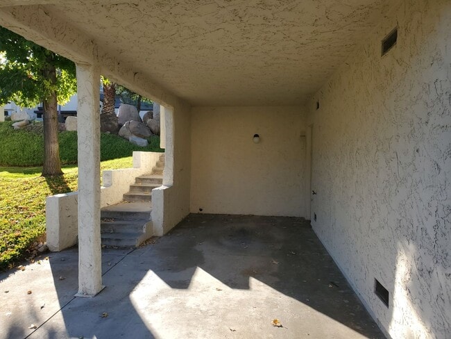 Building Photo - Fabulous Fletcher Hills remodeled townhome.