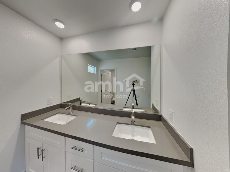 Building Photo - 284 Yasmin Daylily Pl