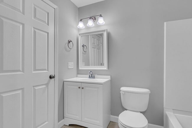 Building Photo - 525 Rushing St