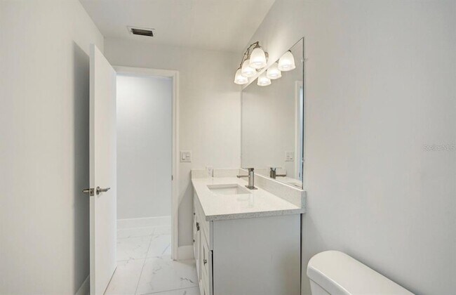 Building Photo - 2214 SE 13th St