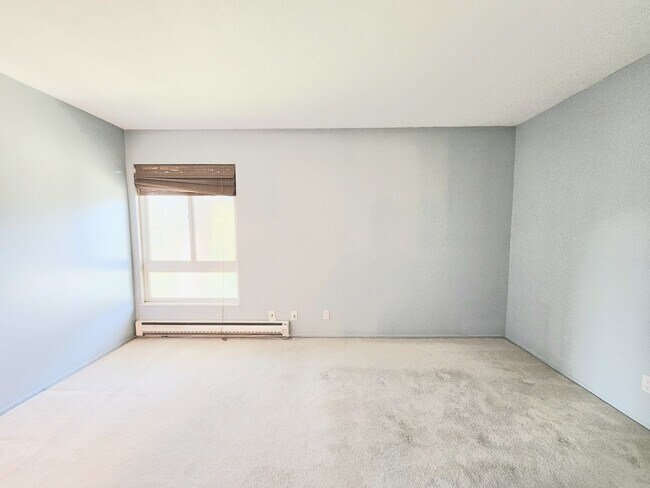Building Photo - Top floor Woodlake condo, corner location