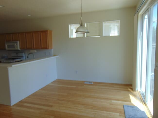 Building Photo - 3 Bedroom A/C Pet Friendly - Hillsboro