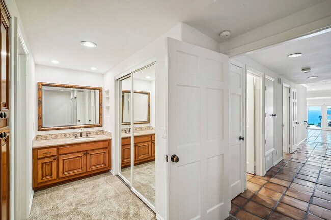 Building Photo - Dream home Located on the Bluff of Southwe...