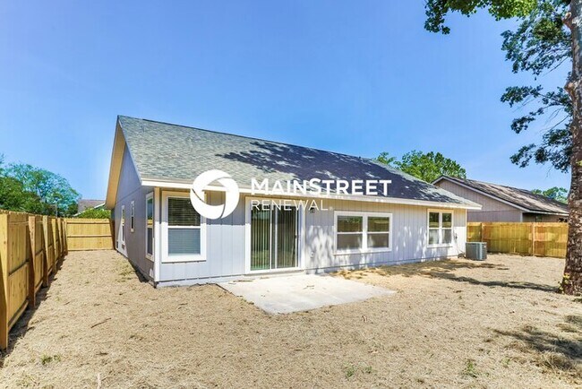Building Photo - 3 Bedroom Pet-Friendly Home in Jacksonville, FL with Main Street Renewal