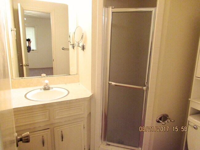 Building Photo - Duplex Conveniently Located Next to the Elementary, Jr. High & Park!