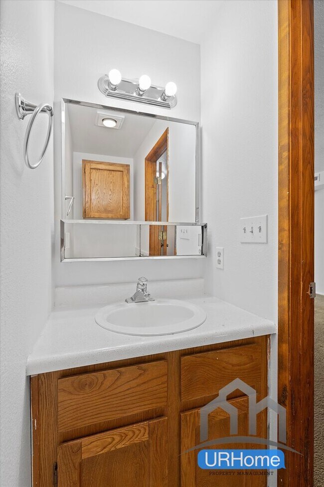 Building Photo - $500 1st Months rent $1649 2bd 1.5ba Beautiful Townhouse In SE Portland