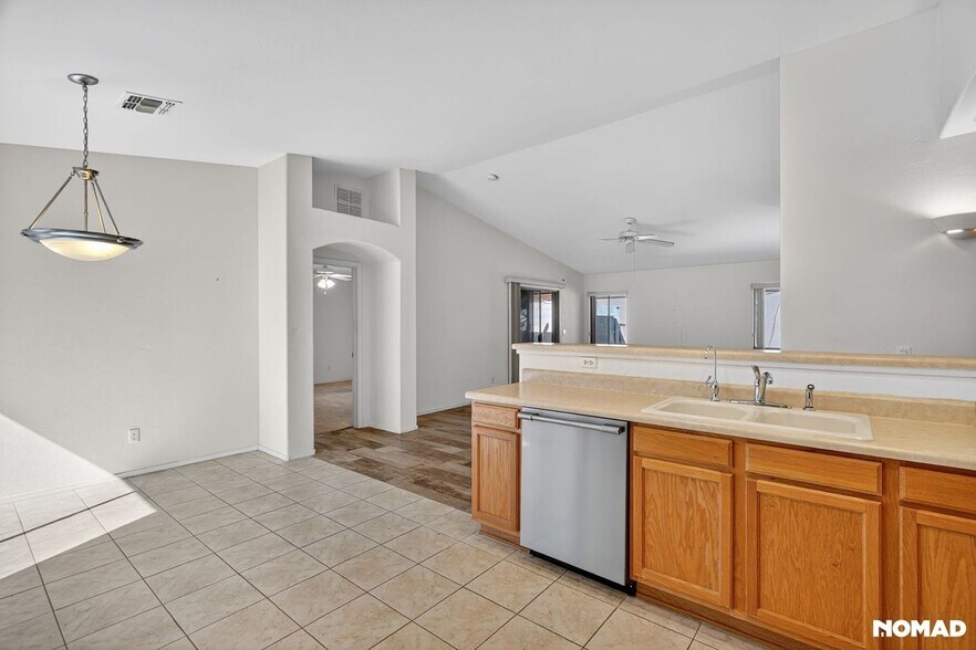 Building Photo - 4660 S Valley Rd