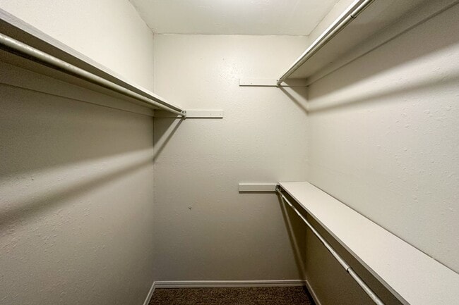 Building Photo - Gorgeous Upstairs 2 Bed 2 Bath In The Heart Of Norman!