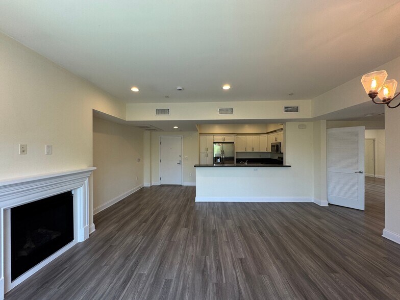 Building Photo - 14934 Burbank Blvd