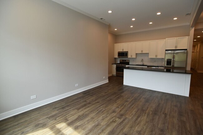 Building Photo - 3212 N Halsted St