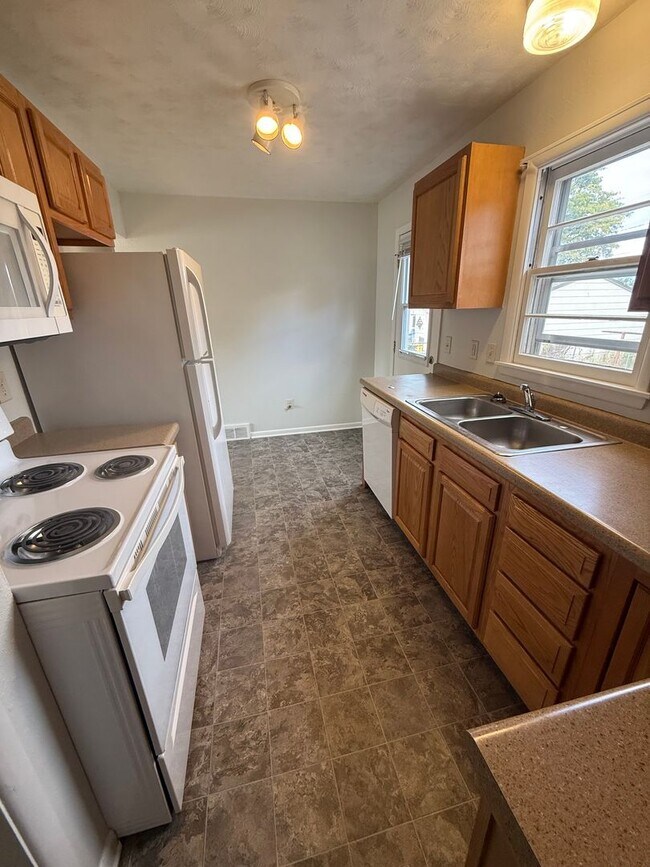 Building Photo - West Side 3 bedroom, 2 bathroom home for rent