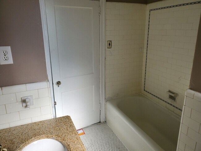 Building Photo - 6000 N 19th St