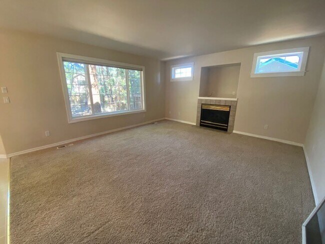 Building Photo - MOVE IN SPECIAL $500 OFF FIRST MONTHS RENT IF MOVED IN BY January 2026/ Location Location