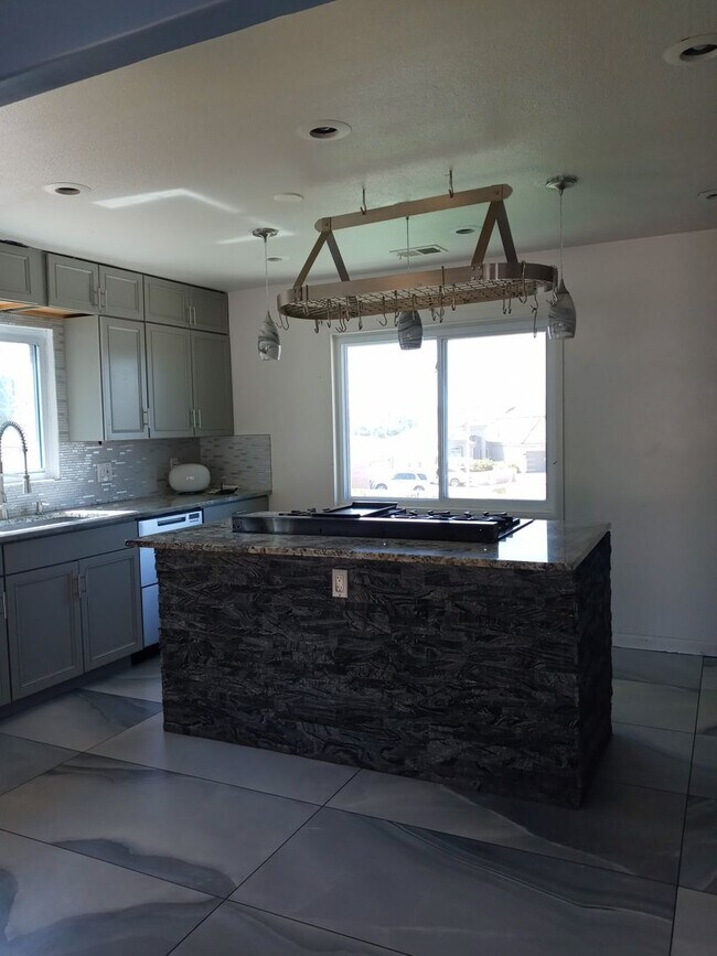 Building Photo - FIVE BEDROOMS!