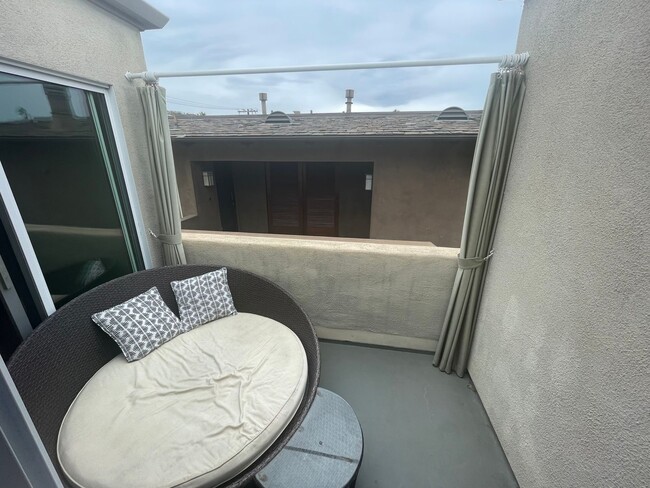 Building Photo - PET FRIENDLY Property! Sunning 1 Bedroom 1...