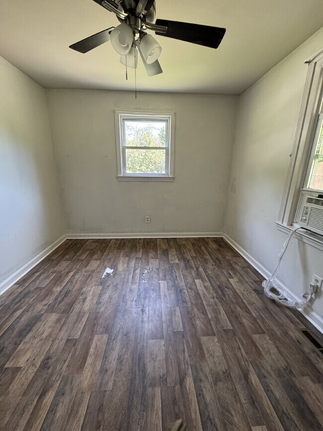 Building Photo - "Charming 3-Bedroom Retreat in Hendersonville - Cozy 1314 Sq Ft Home Awaits!"