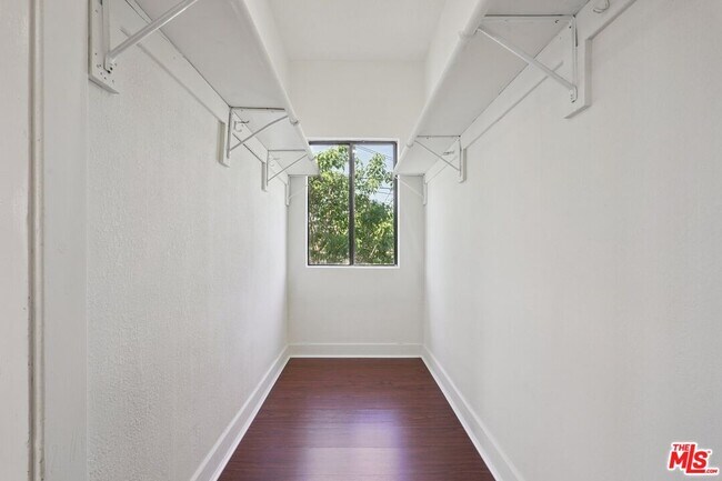 Building Photo - 1464 3/8-1464 W 35th Pl